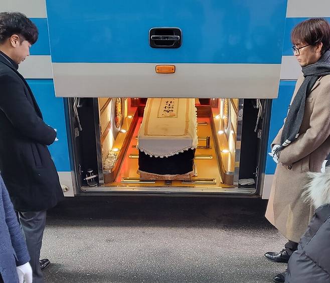 16일 오전 경기도 수원시 영통구 ‘수원시 연화장’에서 고 강태완씨가 누운 관이 운구를 기다리고 있다. 이문영 기자