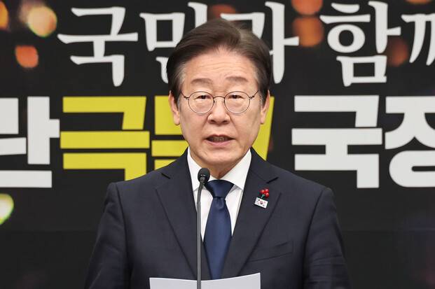 이재명 더불어민주당 대표가 15일 서울 여의도 국회에서 내란극복과 국정안정 방안을 발표하는 기자회견을 하고 있다. 윤운식 선임기자 yws@hani.co.kr