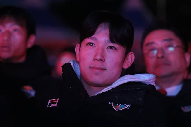 <yonhap photo-3126=""> '이제는 영국으로'…강원FC 양민혁 환송식 (강릉=연합뉴스) 류호준 기자 = 23일 오후 강원 강릉 올림픽파크 내 하키센터 앞에서 강원FC 양민혁 환송식이 열리고 있다. 잉글랜드 프리미어리그(EPL) 토트넘 홋스퍼로 이적하는 강원FC 양민혁은 다음 달 영국으로 출국 예정이다. 2024.11.23 ryu@yna.co.kr/2024-11-23 18:41:00/ <저작권자 ⓒ 1980-2024 ㈜연합뉴스. 무단 전재 재배포 금지, AI 학습 및 활용 금지></yonhap>