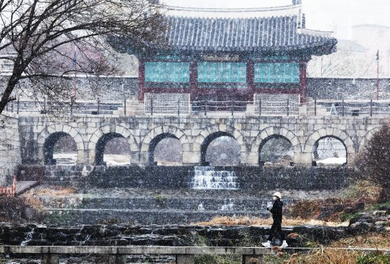 일요일인 15일 오전 경기도 수원시 세계문화유산 화성(華城) 화홍문 일대에 눈이 내리고 있다. 기상청은 월요일인 16일에는 전국의 아침 최저기온이 -10~3도로 쌀쌀하고, 인천·경기 서해안은 늦은 오후부터, 서울·경기 내륙과 강원 산지 등은 밤에 눈이 내리겠다고 예보했다. [연합뉴스]