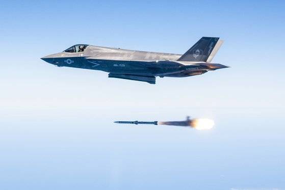 AIM-120 암람을 발사하고 있는 F-35A 전투기. 미 공군