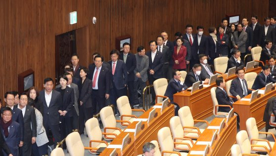 국민의힘 의원들이 14일 오후 국회 본회의에서 윤석열 대통령 탄핵소추안에 대한 투표를 하기 위해 줄을 서 있다. 연합뉴스