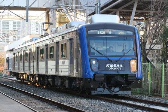 경산~대구~구미를 잇는 비수도권 최초의 광역철도 '대경선(대구경북선)'이 14일부터 운행을 시작한 가운데 16일 오전 경산역에서 월요일 출근길 승객 등을 태운 열차가 구미를 향해 출발하고 있다. 뉴스1