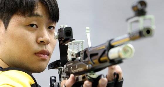 축구 선수 시절 교통사고를 당한 뒤 장애인사격선수로 변신한 유연수. 사진 대한장애인체육회