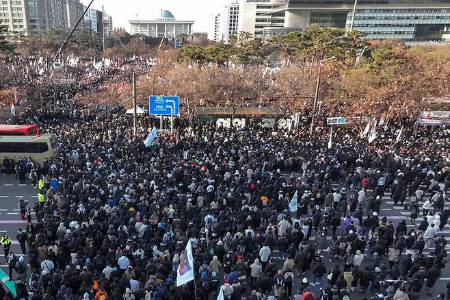 14일 서울 영등포구 여의도역 일대에 윤석열 대통령 탄핵 촉구 집회 참석자들이 운집해 있다. [사진=연합뉴스]