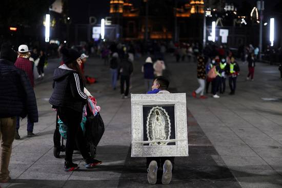 순례자들이 지난12일 (현지시각)멕시코 멕시코시티에서 연례 과달루페 성모 축일 동안 과달루페 성모 대성당에 모여 이를 축하하고 있다./사진=로이터