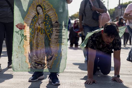 순례자들이 지난11일(현지시각) 멕시코 멕시코시티에서 내일 축일에 참여하기 위해 과달루페 성모 대성당에 도착했다. /사진=로이터