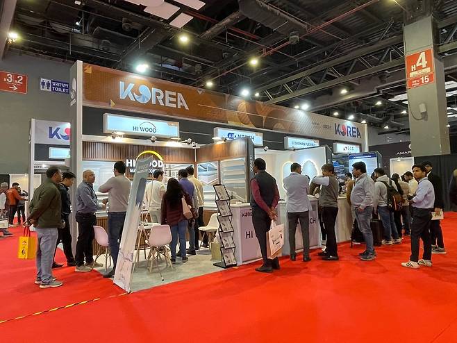 현지 바이어와 관람객들이 코트라와 경기도경제과학진흥원이 함께 ‘2024 인도 델리 건축 전시회’에서 운영한 한국관 현장에서 상담을 진행하고 있다.  [코트라 제공]