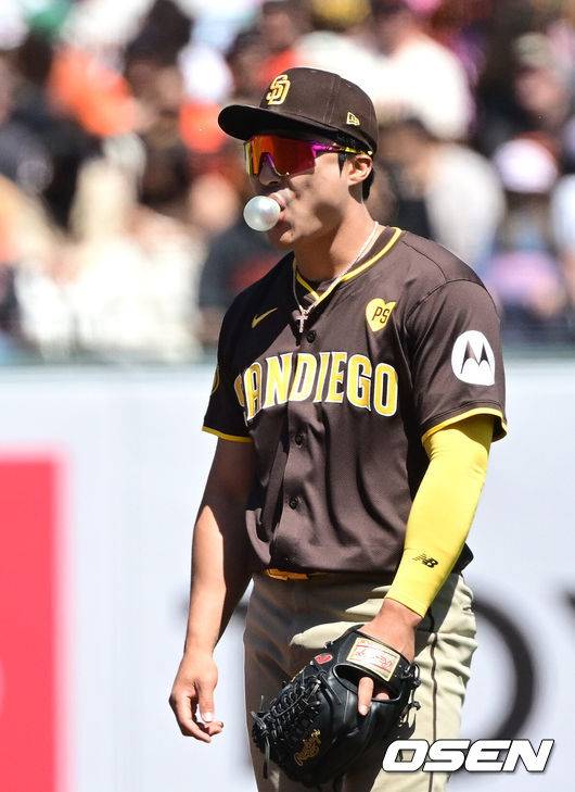 [OSEN=오라클 파크(샌프란시스코 미국 캘리포니아주), 지형준 기자] 8일(이하 한국시간) 미국 캘리포니아주 샌프란시스코 오라클 파크에서 2024 메이저리그 샌프란시스코 자이언츠와 샌디에이고 파드리스의 경기가 열렸다.이정후는 지난 7일 경기에서 슈퍼캐치를 하나 성공시켰지만 타격에서는 아쉬움이 있었다. 4타수 무안타를 기록하며 지난 3일 다저스전 안타 이후 11타수 연속 무안타로 침묵했다. 시즌 성적은 9경기 타율 2할(35타수 7안타) 1홈런 4타점 2득점 OPS .554로 하락했다. 샌프란시스코는 타선이&nbsp;산발 4안타를 기록하는데 그치며 무득점 빈공이 시달렸다.샌디에이고 파드리스 김하성이 수비 중 풍선껌을 불고 있다. 2024.04.08 /jpnews@osen.co.kr