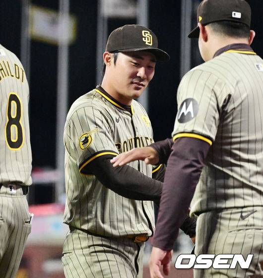 [OSEN=오라클 파크(샌프란시스코 미국 캘리포니아주), 지형준 기자] 7일(이하 한국시간) 미국 캘리포니아주 샌프란시스코 오라클 파크에서 2024 메이저리그 샌프란시스코 자이언츠와 샌디에이고 파드리스의 경기가 열렸다. 이 경기에서 샌프란시스코는 샌디에이고와의 경기에서 0-4로 패했다. 샌디에이고는 전날 끝내기 패배의 충격을 이겨내고 3연전 전적 1승 1패 균형을 맞췄다.&nbsp;올 시즌 샌프란시스코와 6년 1억1300만 달러(약 1529억원)에 계약한 이정후는 어제(6일) 홈 개막전에서 팬들을 처음 만났다. 시즌 두 번째 득점을 올리며 팀 승리에 기여했지만 아쉽게 안타를 때려내지는 못했다. 최근 2경기 연속 무안타다. 시즌 성적은 8경기 타율 2할2푼6리(31타수 7안타) 1홈런 4타점 2득점 OPS .620으로 하락했다.&nbsp;경기를 마치고 샌디에이고 김하성이 승리의 기쁨을 나누고 있다. 2024.04.07 /