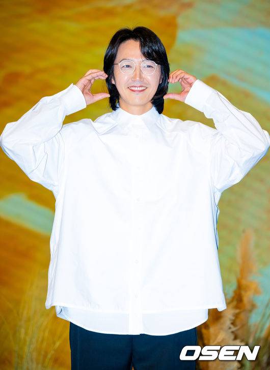 [OSEN=민경훈 기자] 16일 오후 서울 구로구  신도림 디큐브시티 더 세인트에서 지니 TV 오리지널 드라마 '나미브' 제작발표회가 열렸다. 이 드라마는 해고된 스타 제작자 강수현(고현정 분)과 방출된 장기 연습생 유진우(려운 분)가 만나 각자의 목표를 위해 나아가는 이야기를 담은 드라마. 한편 배우 고현정은 갑작스러운 건강 악화로 제작발표회에 불참했다.배우 윤상현이 입장하며 포즈를 취하고 있다. 2024.12.16 / rumi@osen.co.kr