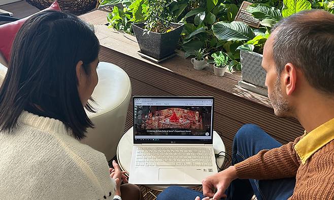 외국인 관광객들이 최근 대대적인 개편을 마친 ‘VISITKOREA’ 웹사이트에서 한국 여행정보를 살피고 있다. 맞춤형 여행정보를 제공하는 ‘여정플래너’ 서비스 기능이 추가돼 간편하게 여행일정을 짤 수 있다. 한국관광공사 제공