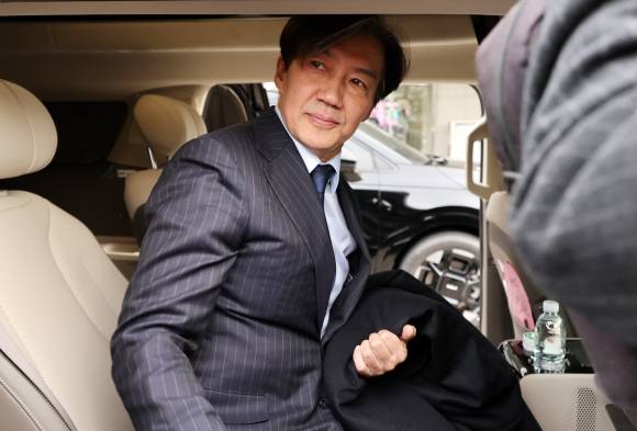 대법원에서 자녀 입시비리 등 혐의로 징역 2년 실형을 선고받은 조국 조국혁신당 전 대표가 12일 오후 서울 여의도 국회 본청을 나와 차량을 타고 있다. 2024.12.12 뉴시스