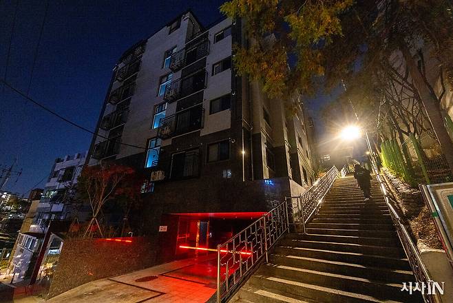 서울 동작구 흑석동에 위치한 B 다중주택으로 올라가는 길. ⓒ시사IN 조남진