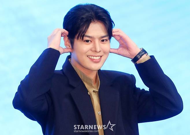 배우 려운이 16일 오후 서울 구로구 더세인트웨딩에서 진행된 지니TV 오리지널 드라마 '나미브' 제작발표회에 참석해 포즈를 취하고 있다.  '나미브'는 해고된 스타 제작자 강수현(고현정 분)과 방출된 장기 연습생 유진우(려운 분)가 만나 각자의 목표를 위해 나아가는 이야기. 오는 23일 오후 10시 ENA에서 첫 방송되며, 스트리밍은 본방 직후 KT 지니 TV, 지니 TV 모바일에서 무료로 제공된다. 2024.12.16 /사진=김창현 chmt@