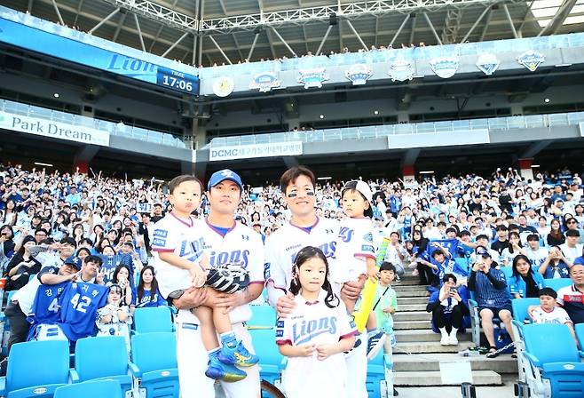 삼성 라이온즈 류지혁(왼쪽)과 강민호. /사진=삼성 라이온즈 제공
