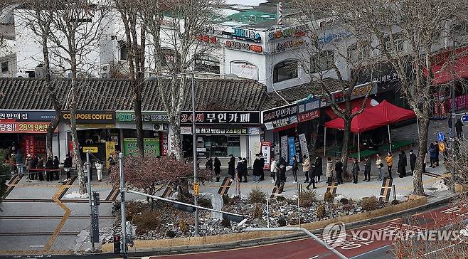 새해 로또 구매 (서울=연합뉴스) 이지은 기자 = 새해 첫날인 1일 서울 노원구 한 복권판매점 앞에서 시민들이 복권을 구매하기 위해 줄을 서고 있다. 2024.1.1 jieunlee@yna.co.kr