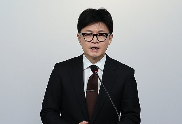 '국정 수습' 공동 담화문 발표하는 한동훈 대표 (서울=연합뉴스) 김주성 기자 = 국민의힘 한동훈 대표가 8일 오전 서울 여의도 국민의힘 당사에서 한덕수 국무총리와 함께 국정 수습 방안에 대한 공동 담화문을 발표하고 있다.  2024.12.8 utzza@yna.co.kr
