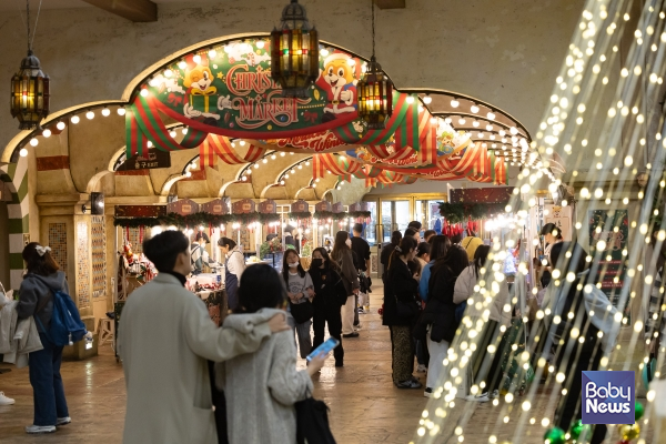 크리스마스 마켓 둘러보는 손님들 ⓒ롯데월드