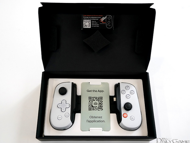 케이스에는 본 제품과 가이드, 앱 소개 카드, 설명서 등이 들어있다.