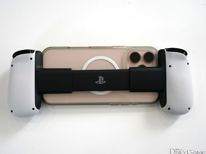 아이폰16 프로 맥스도 케이스를 끼운 상태에서 결합된다.