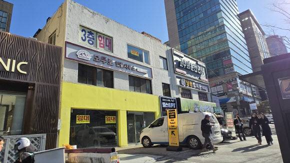 12일 서울 강남대로 8차선 도로가에 위치한 한 상가에서 임대를 내걸고 있다.(사진=최정희 이데일리 기자)