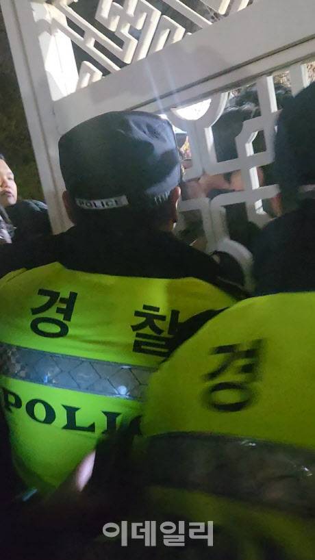 12.3 비상계엄 사태 당시인 지난 3일 밤 서울경찰청 소속 국회경비대원들이 국회 출입 차단을 위해 물리력을 동원해 국회 정문을 닫고 있다. (사진=한광범 기자)