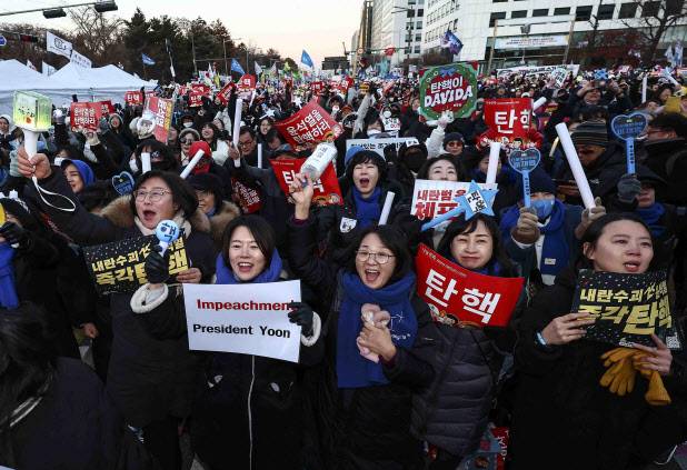 지난 14일 서울 여의도 국회의사당 앞에서 열린 윤석열 대통령 퇴진 집회 참가자들이 각양각색의 손팻말을 들고 있다. (사진=뉴시스)