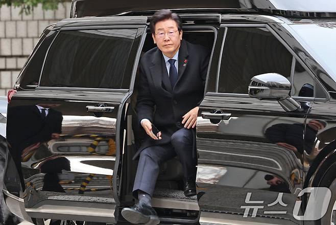 이재명 더불어민주당 대표가 17일 오전 서울 서초구 서울중앙지방법원에서 열린 '대장동 배임 및 성남FC 뇌물 혐의' 관련 1심 속행 공판에 출석하고 있다. 2024.12.17/뉴스1 ⓒ News1 장수영 기자