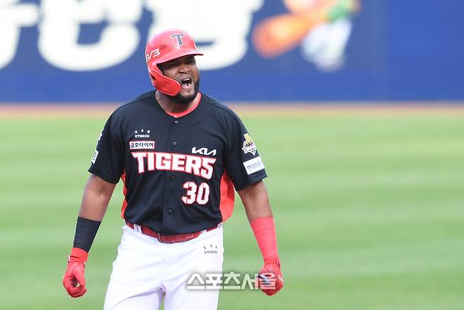 KIA 소크라테스가 26일 대구 삼성라이온즈파크에서 열린 2024 KBO리그 삼성과의 한국시리즈 4차전 3회초 무사 만루 상황에서 삼성 선발 원태인을 상대로 2타점 적시타를 친 뒤 기뻐하고 있다. 대구 | 박진업 기자 upandup@sportsseoul.com