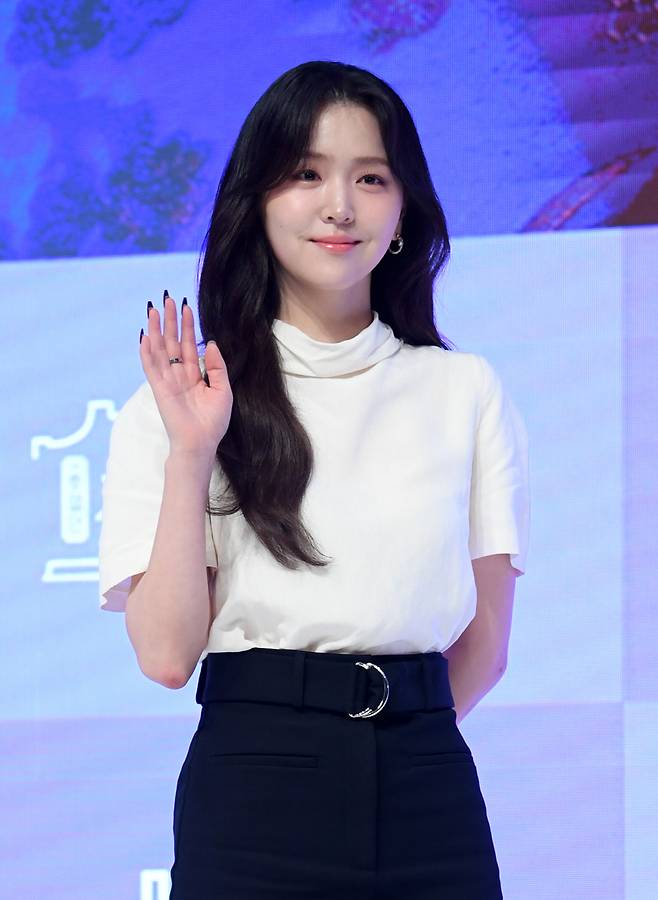 채널A '체크인 한양' 제작발표회가 17일 서울 강남구 논현동 엘리에나 호텔에서 열렸다. 김지은이 포토타임을 갖고 있다. 논현동=박재만 기자 pjm@sportschosun.com/2024.12.17/