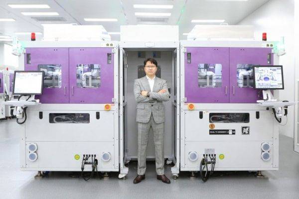 TC 본더 신제품 출시 발표하는 곽동신 한미반도체 회장. 한미반도체