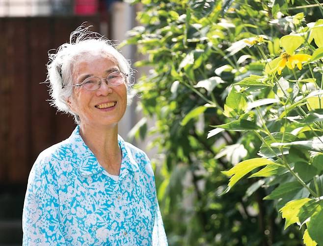 평생 노점상을 하면서 모은 돈으로 산 건물을 통째로 사회복지공동모금회에 기부 약정한 고 홍계향 할머니의 생전 모습. 할머니가 기부한 건물이 최근 매각된 할머니는 7억 1000만원을기부해 아너소사이어티 회원 인증을 받았다. 2014년 6월쯤 경기도 성남시 자택 인근의 해바라기 꽃 옆에서 미소 짓고 있다. /사회복지공동모금회