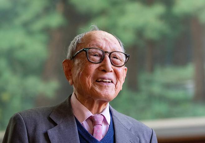 한 세기 넘게 격동의 한국 근현대사를 지켜본 김형석 교수는 “우리는 ‘법치 국가’에서 도덕과 윤리가 지배하는 ‘질서 국가’로 들어가지 못한 채 과거 ‘권력 국가’로 후퇴할 위기에 놓였다”고 했다./이태경기자