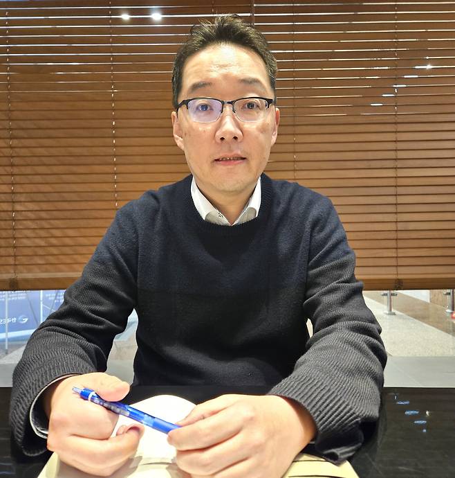 외환 트레이더인 김근철 SC제일은행 상무는 최근 인터뷰에서 "외환시장의 불확실성이 크기 때문에 달러 실수요자는 분할 매수하는 것이 좋다"고 말했다. /김기훈 기자