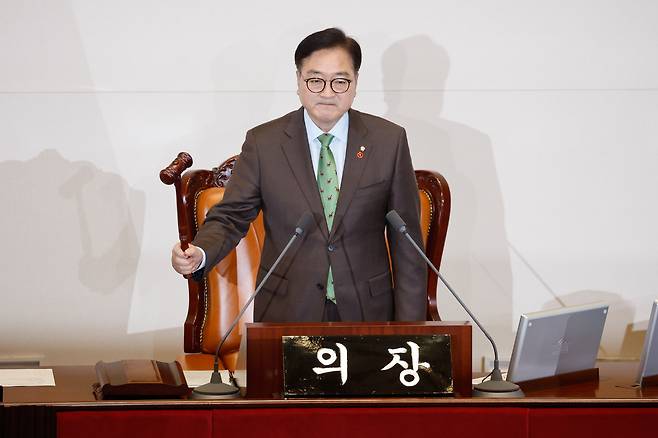 우원식 국회의장이 지난 14일 오후 서울 여의도 국회에서 열린 윤석열 대통령 탄핵안 표결을 위한 제419회국회(임시회) 제4차 본회의 개의를 알리고 있다. /뉴스1