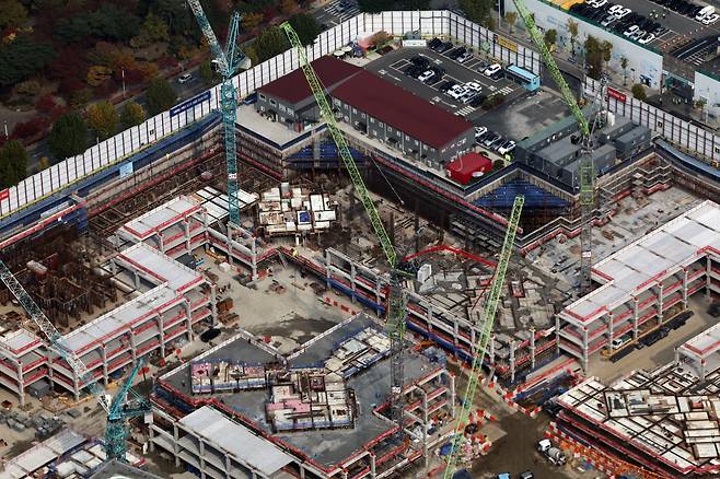 서울의 한 재건축 진행 단지에서 공사 차량 등이 오가고 있다. /뉴스1