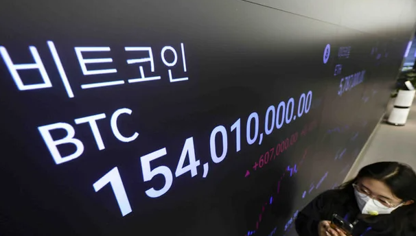 17일 오전 서울 강남구 가상자산 거래소 업비트 고객센터 전광판에 비트코인 거래 가격이 나오고 있다. ⓒ뉴시스