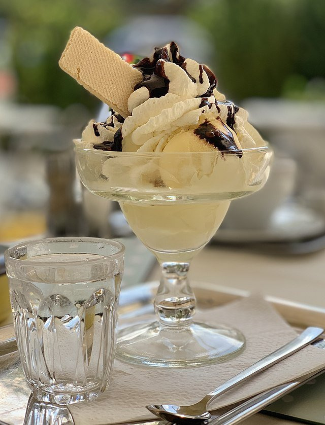 Ice_cream_with_whipped_cream,_chocolate_syrup,_and_a_wafer_(cropped).jpg 다이어트 할때 무조건 피해야되는 음식