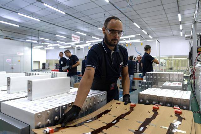 중국 전기차 브랜드 비야디(BYD)의 브라질 이차전지 공장에서 한 관계자가 차량용 리튬인산철(LFP) 배터리 제품을 살펴보고 있다. 신화 연합뉴스