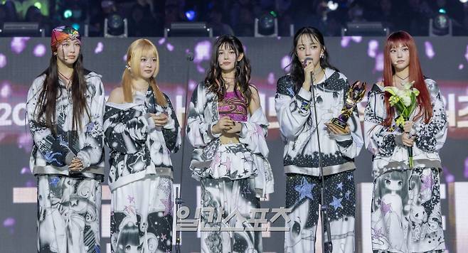 [2024 KGMA] '2024 코리아그랜드뮤직어워즈(KGMA)' 첫째날 행사가 16일 인천 중구 운서동 인스파이어 아레나에서 열렸다.일간스포츠(이데일리M)가 주최하고 KGMA 조직위원회가 주관하는 '2024 KGMA'는 올해 창간 55주년을 맞은 일간스포츠가 대한민국 대중음악계에 새로운 패러다임을 제시하기 위해 새롭게 개최하는 시상식으로 16, 17일 이틀간 펼쳐진다. 행사가 끝난 뒤 KG그룹 곽재선 회장 과 수상자들이 기념촬영하고 있다. 그룹 뉴진스가 '2024 코리아그랜드뮤직어워즈(KGMA)' 첫째날 아티스트데이에서 2024 그랜드 아티스트상을 수상하고 수상소감 말하고 있다.영종도(인천)=KGMA특별취재반 /2024.11.16/