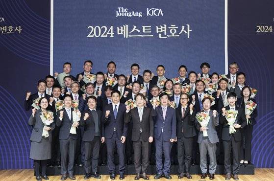 중앙일보와 한국사내변호사회가 16일 공동 주최한 '2024 베스트 변호사' 시상식에서 수상자 35명이 박장희 중앙일보 대표이사, 이재환 한사회 회장, 예영준 편집국장과 기념 촬영을 하고 있다. 김경록 기자