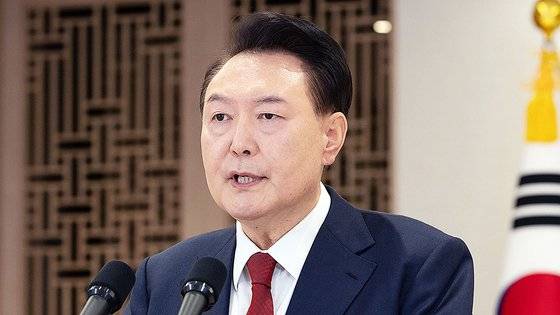 윤석열 대통령이 12일 대통령실에서 비상계엄 정당성을 주장하는 대국민담화를 하고 있다. 사진 대통령실