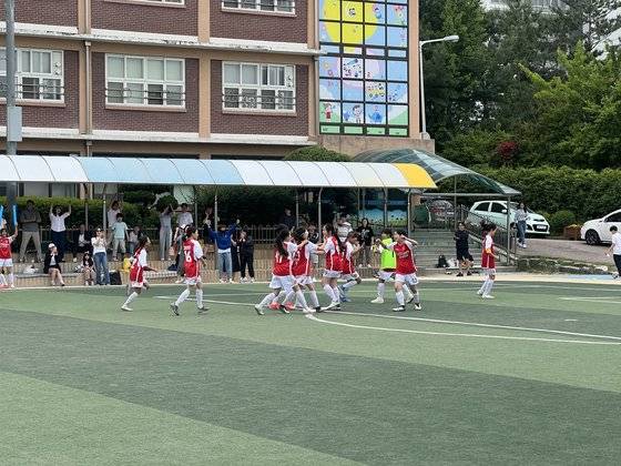 송린초 여자 축구팀이 경기를 하고 있는 모습. 박성환 송린초 교사 제공