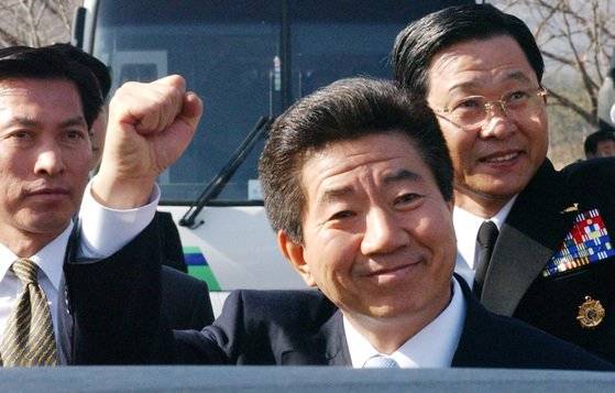 2004년 3월 12일 경남 진해의 해군사관학교 졸업식에 참석한 노무현 대통령. 행사장을 떠나기 전 주먹을 불끈 쥐고 인사하고 있다. 국회에서 탄핵안이 가결된 후에도 이날 일정을 모두 소화했다. 중앙포토