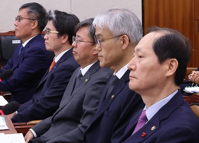 17일 국회에서 열린 법제사법위원회 전체회의 비상계엄 사태 관련 현안질의에서 참석자들이 의원 질의를 듣고 있다.     왼쪽부터 김석우 법무부 장관 직무대행, 오동운 고위공직자범죄수사처장, 김정원 헌법재판소 사무처장, 천대엽 법원행정처장, 이완규 법제처장.