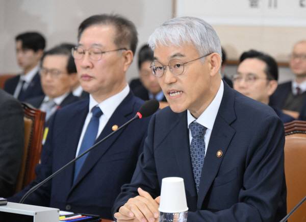 천대엽 법원행정처장이 지난 11일  국회 법제사법위원회 전체회의에서 질의에 답하고 있다. 김정록 기자