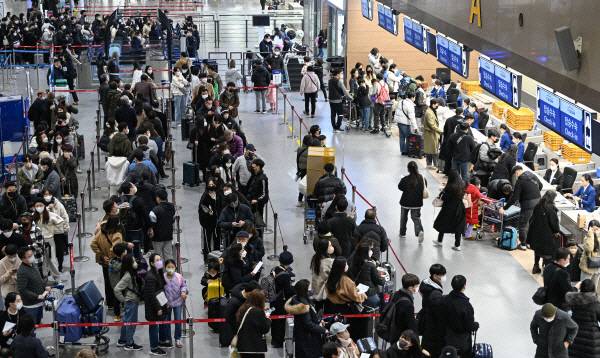 부산 김해공항 국제선 청사 모습. 사진은 기사 내용과 직접적인 관련이 없음. 국제신문 DB
