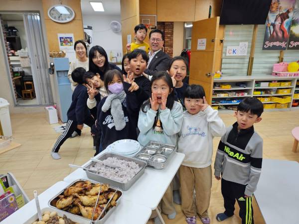 안석문 아침교회 목사가 예꼬학교 돌봄공동체 아이들과 함께 지난 5일 서울 은평구 교회 2층 교육관에서 저녁식사를 위해 한 줄로 서있다.