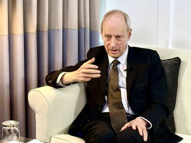 ‘세계적 정치철학 석학’ 마이클 샌델 하버드대 교수가 11일(현지시간) 미국 메사추세츠 케임브리지에서 진행된 매일경제·MBN과의 인터뷰에서 질문에 답하고 있다. [MBN]